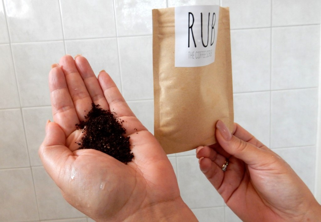 Rub, the coffee scrub in de hand (Medium)